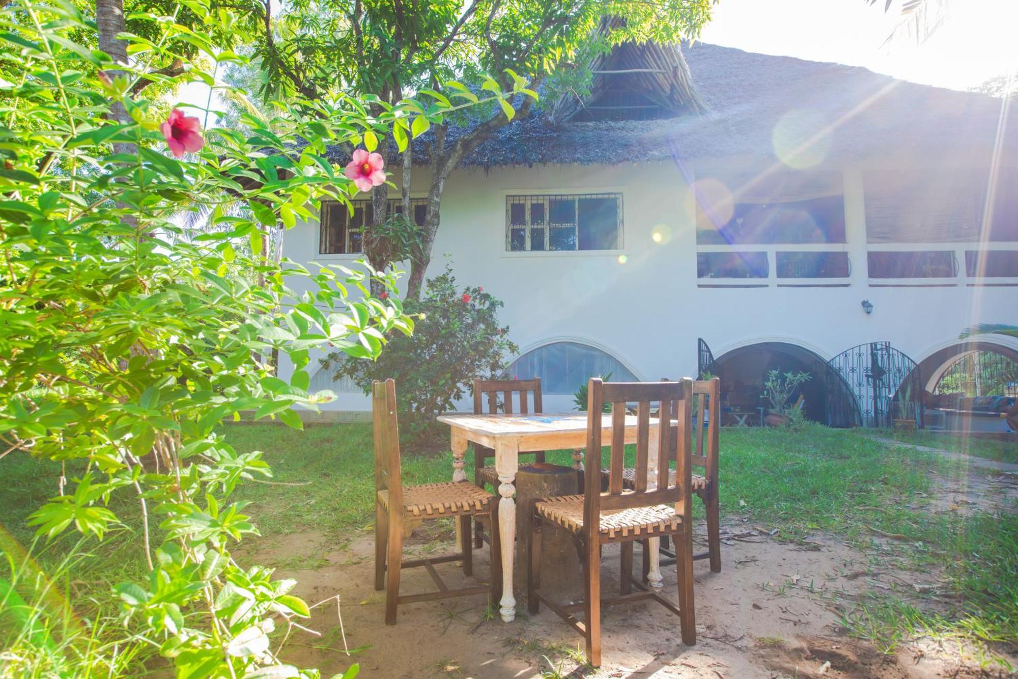 Footprints House Hotel Praia de Diani Exterior foto